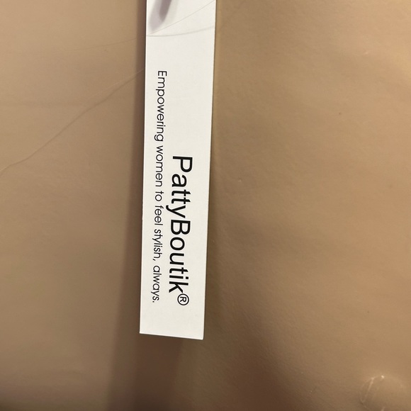 Black cold shoulder, halter top with sleeves. - Picture 4 of 6